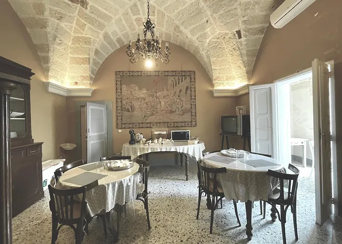 Palazzo De Carlo E Il Parco Dei 7 Pozzi