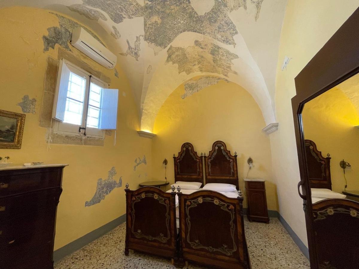 Palazzo De Carlo E Il Parco Dei 7 Pozzi Couette-café