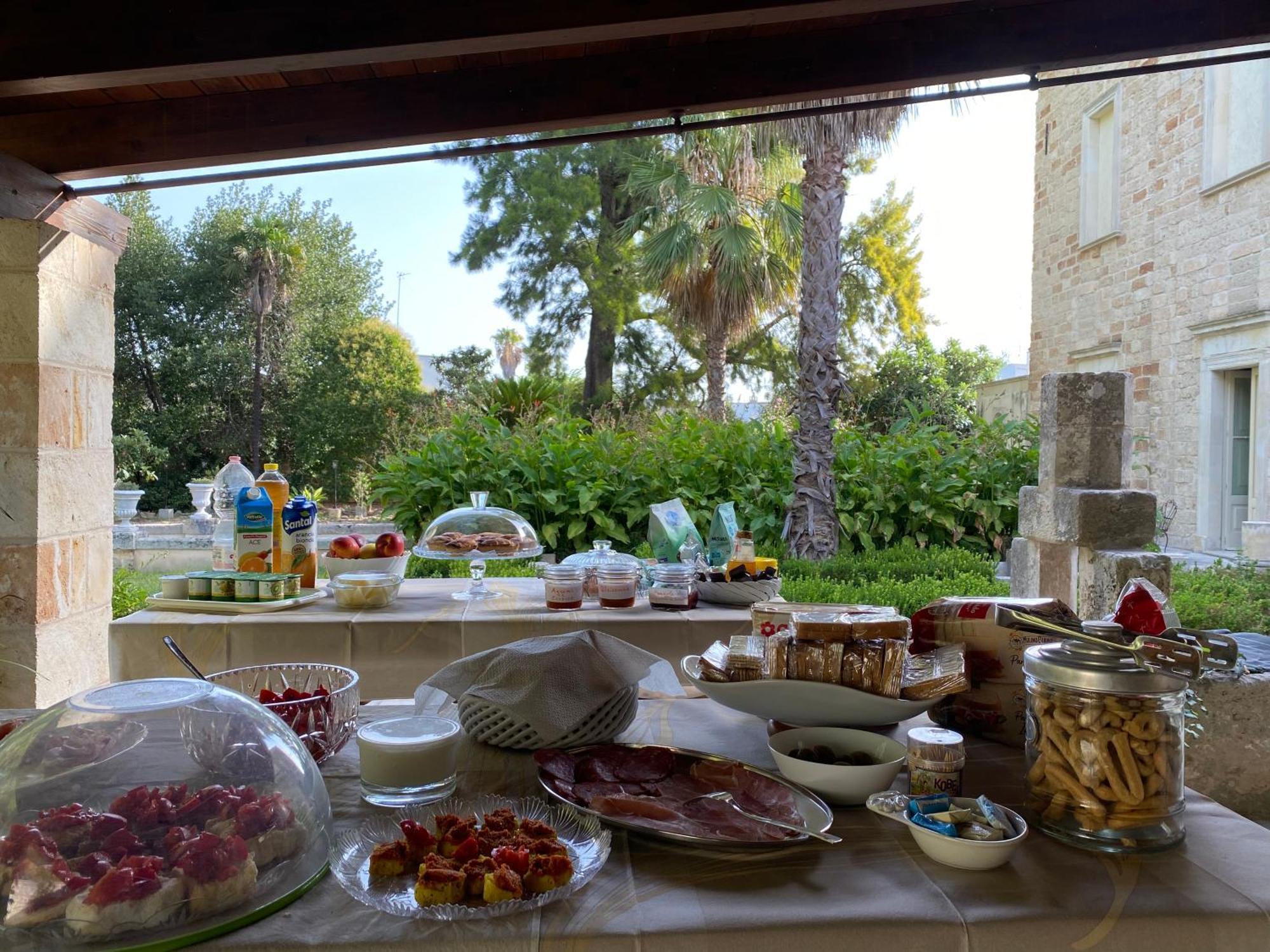 Palazzo De Carlo E Il Parco Dei 7 Pozzi Couette-café Lecce