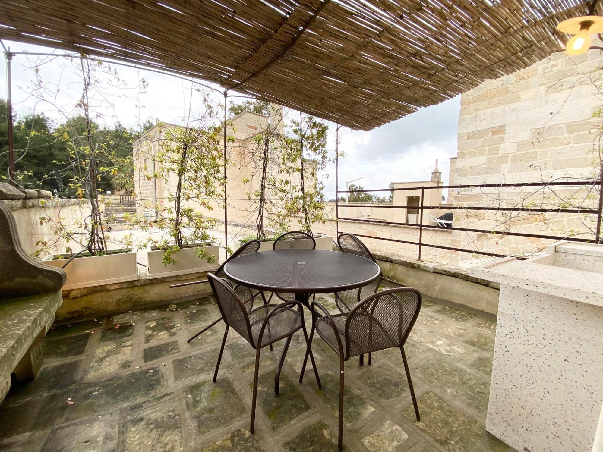 Palazzo De Carlo E Il Parco Dei 7 Pozzi Couette-café *