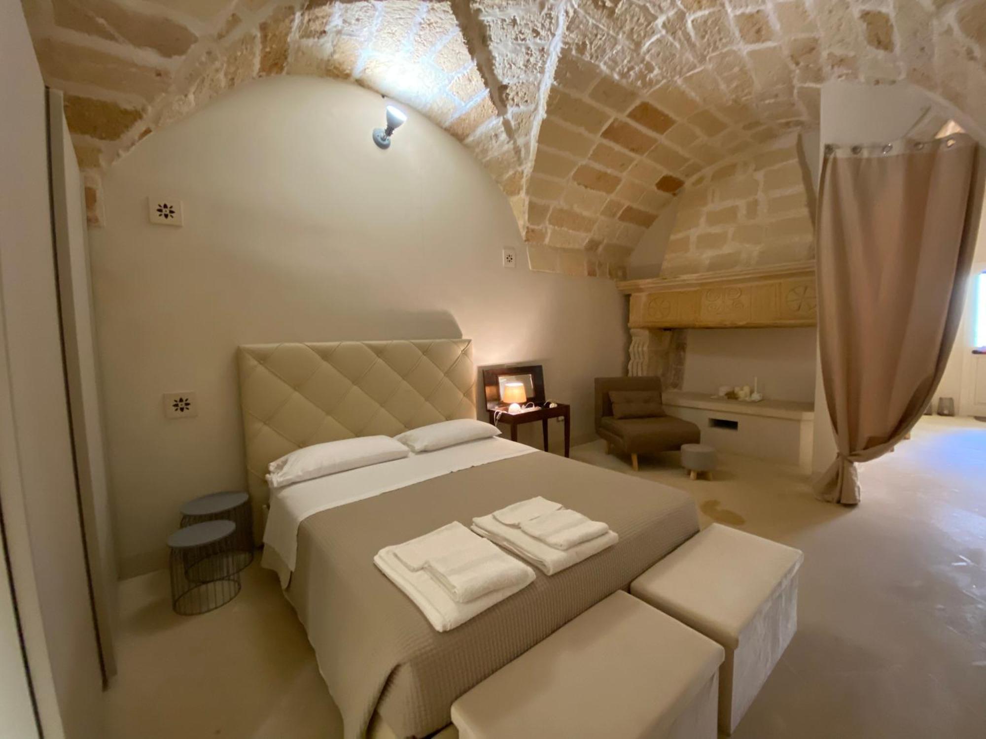 Palazzo De Carlo E Il Parco Dei 7 Pozzi Couette-café *